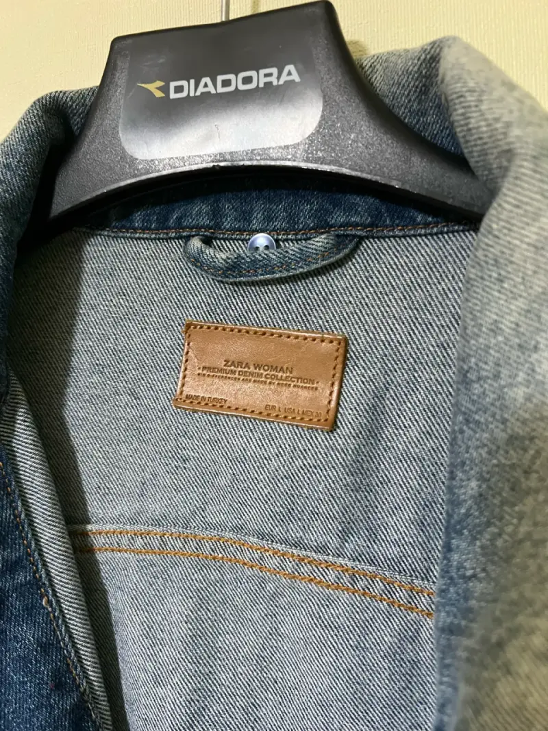 Chaqueta de mezclilla con diseño gráfico - 3