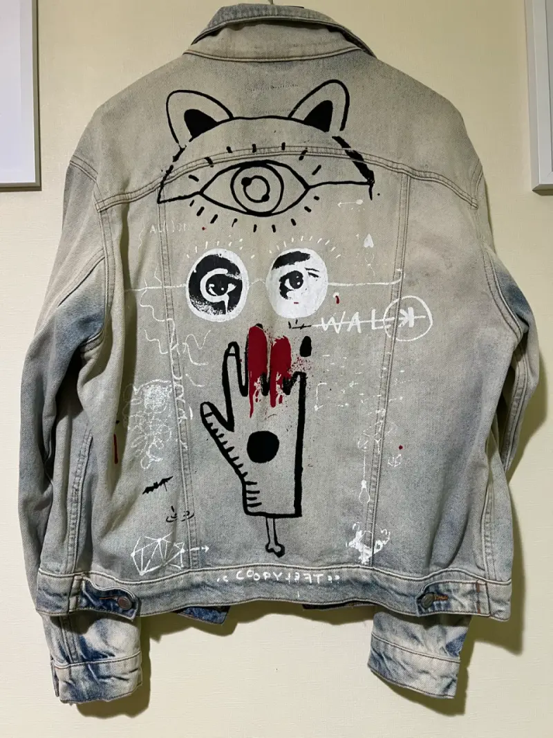 Chaqueta de mezclilla con diseño gráfico - 4