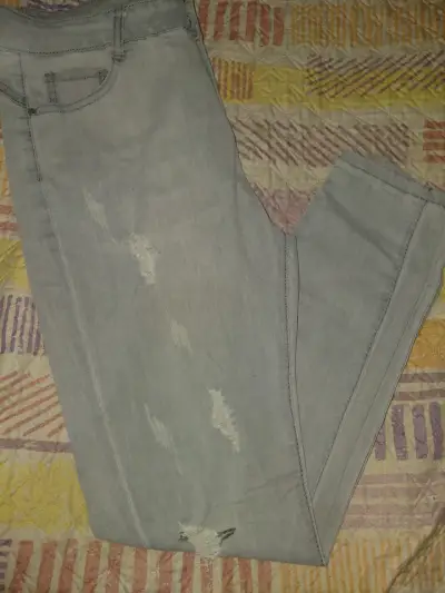 Jeans desgastados de mezclilla gris claro - miniatura 1
