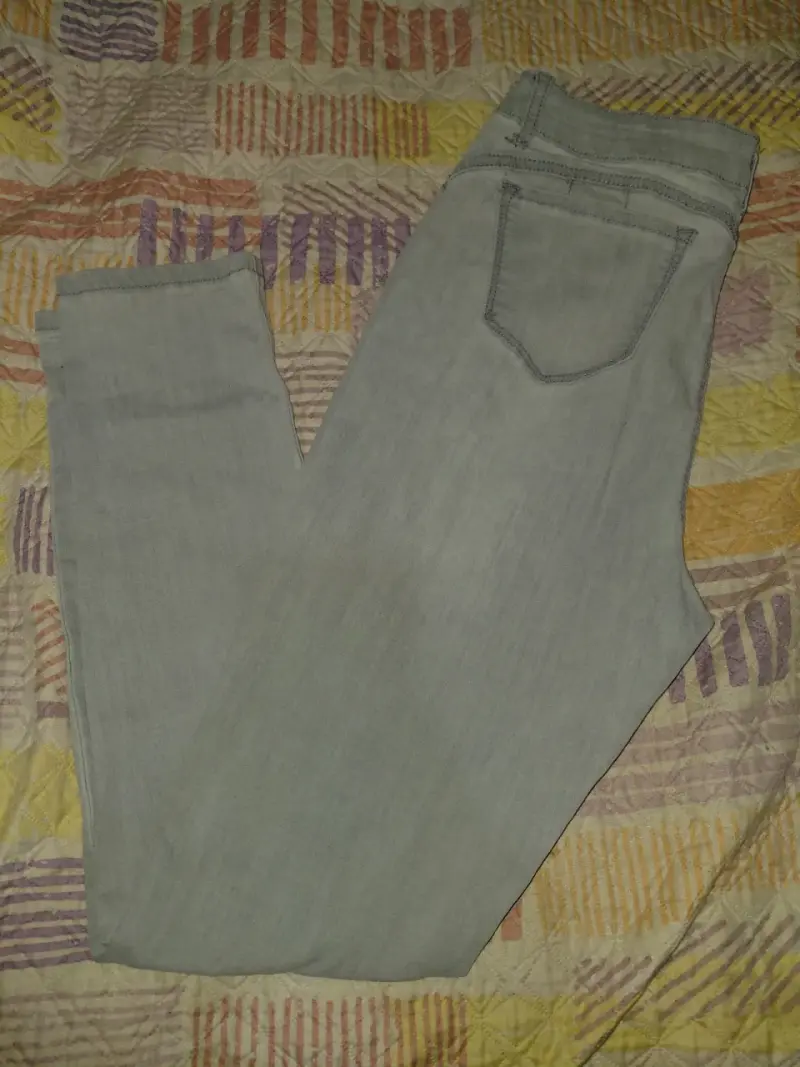 Jeans desgastados de mezclilla gris claro - 2