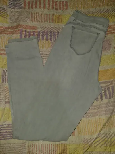 Jeans desgastados de mezclilla gris claro - miniatura 2