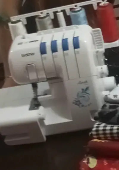 Máquina Overlock Brother 3534DT para costura profesional - miniatura 2