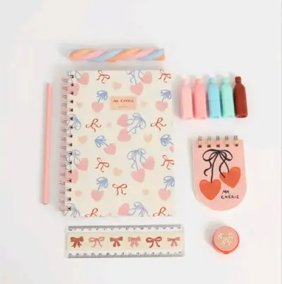 Set de papelería con cuaderno y accesorios - miniatura 1