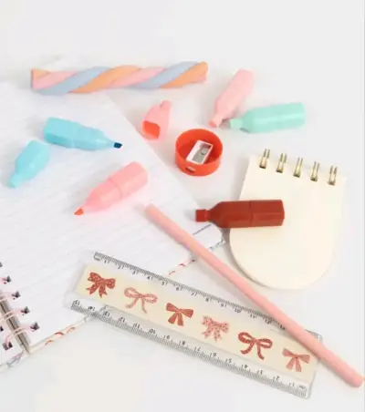 Set de papelería con cuaderno y accesorios - miniatura 3