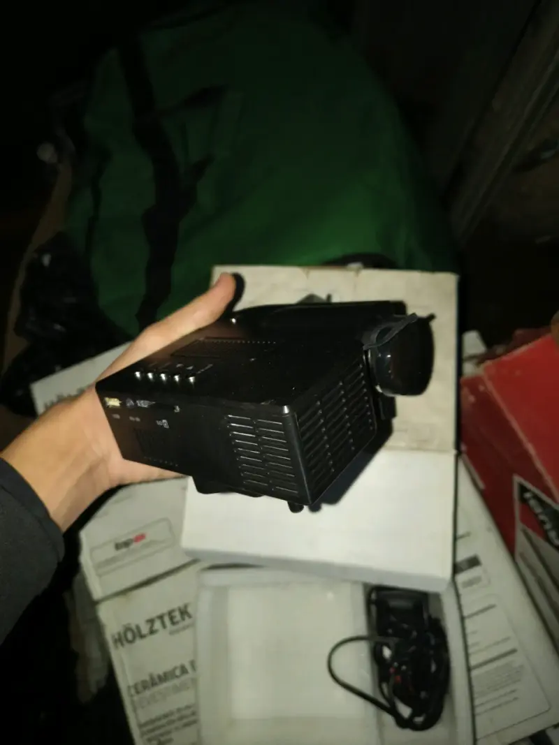 Proyector LED portátil con sistema de imagen LCD - 3