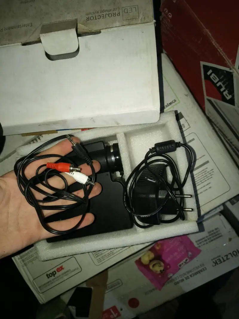 Proyector LED portátil con sistema de imagen LCD - 4