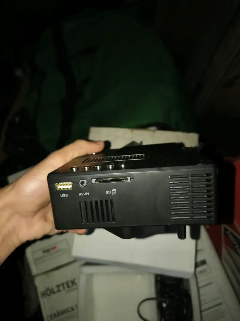 Proyector LED portátil con sistema de imagen LCD - 5