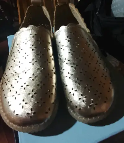 Zapatos dorados de mujer con diseño calado - miniatura 1