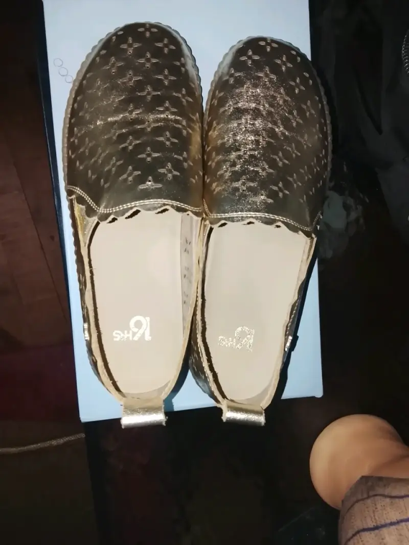 Zapatos dorados de mujer con diseño calado - 2