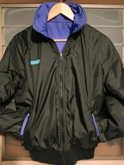 Chaqueta cortaviento negra con interior azul - miniatura 1