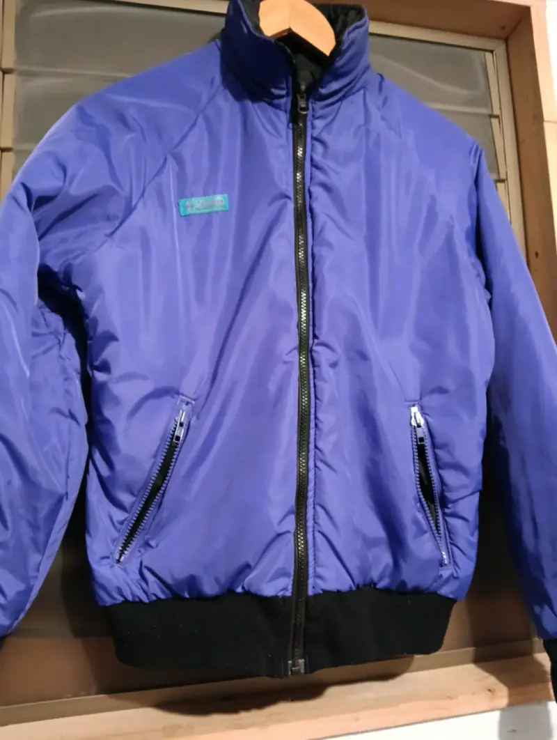 Chaqueta cortaviento negra con interior azul - 2
