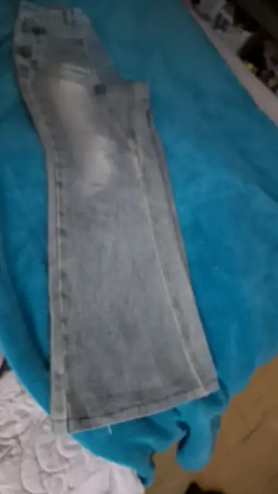 Jeans de mezclilla azul claro para mujer - miniatura 1