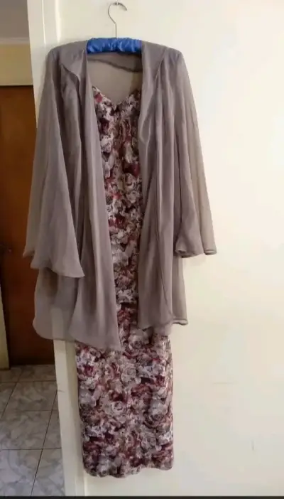 Vestido elegante con chaqueta de gasa - miniatura 1