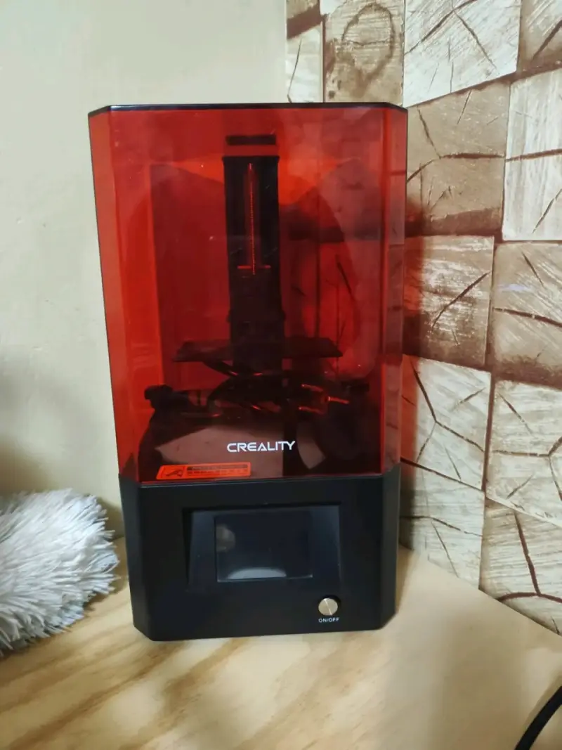 Impresora 3D Creality con cubierta roja