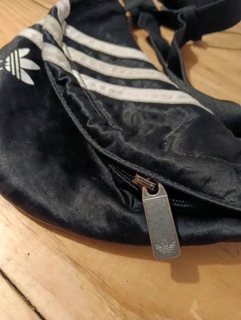 Riñonera Adidas negra con logo clásico - 3