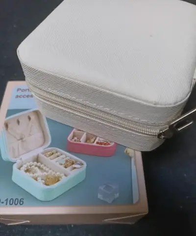 Estuche organizador de joyas portátil beige - miniatura 1