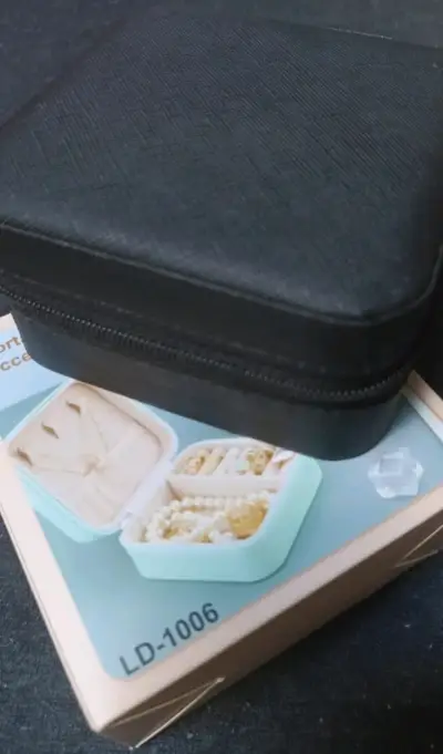 Estuche organizador de joyas portátil beige - miniatura 3