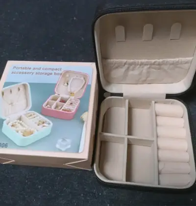 Estuche organizador de joyas portátil beige - miniatura 4