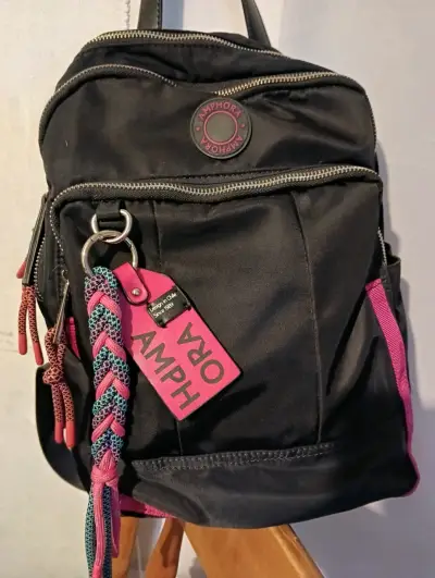 Mochila negra Amphora con detalles rosados - miniatura 1