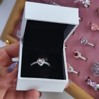 Anillo de compromiso con piedra rosa en caja elegante - miniatura 1