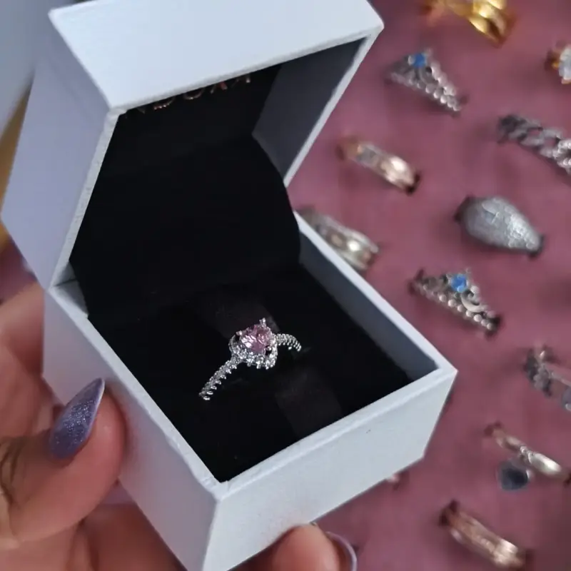 Anillo de compromiso con piedra rosa en caja elegante - 2
