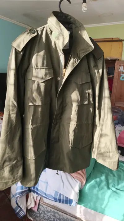Chaqueta militar verde oliva con bolsillos - miniatura 1