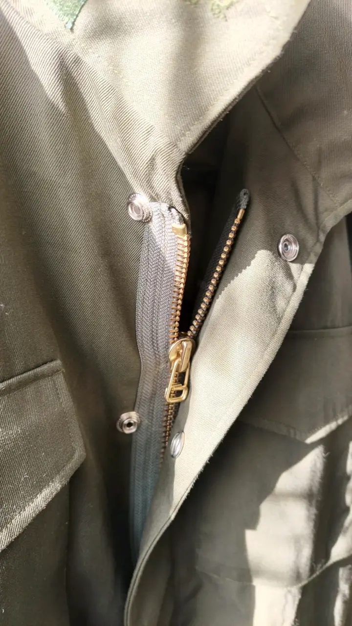 Chaqueta militar verde oliva con bolsillos - 2