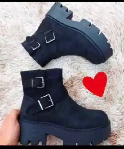 Botines negros con hebillas gruesas - miniatura 1