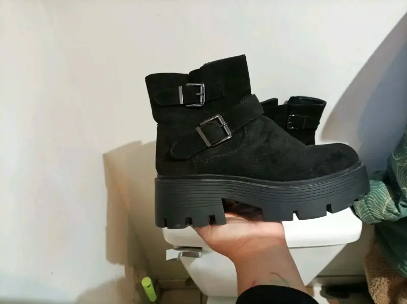 Botines negros con hebillas gruesas - 2
