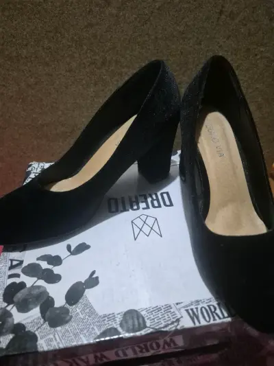 Zapatos de tacón negro elegantes para mujer - miniatura 1