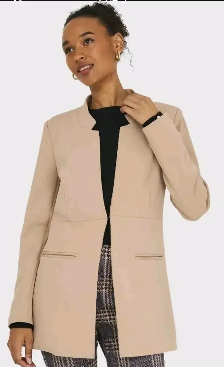 Blazer beige elegante para mujer - 2