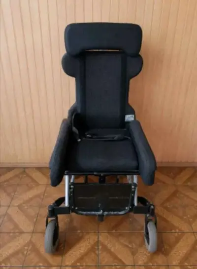 Silla de ruedas ajustable en negro - miniatura 1