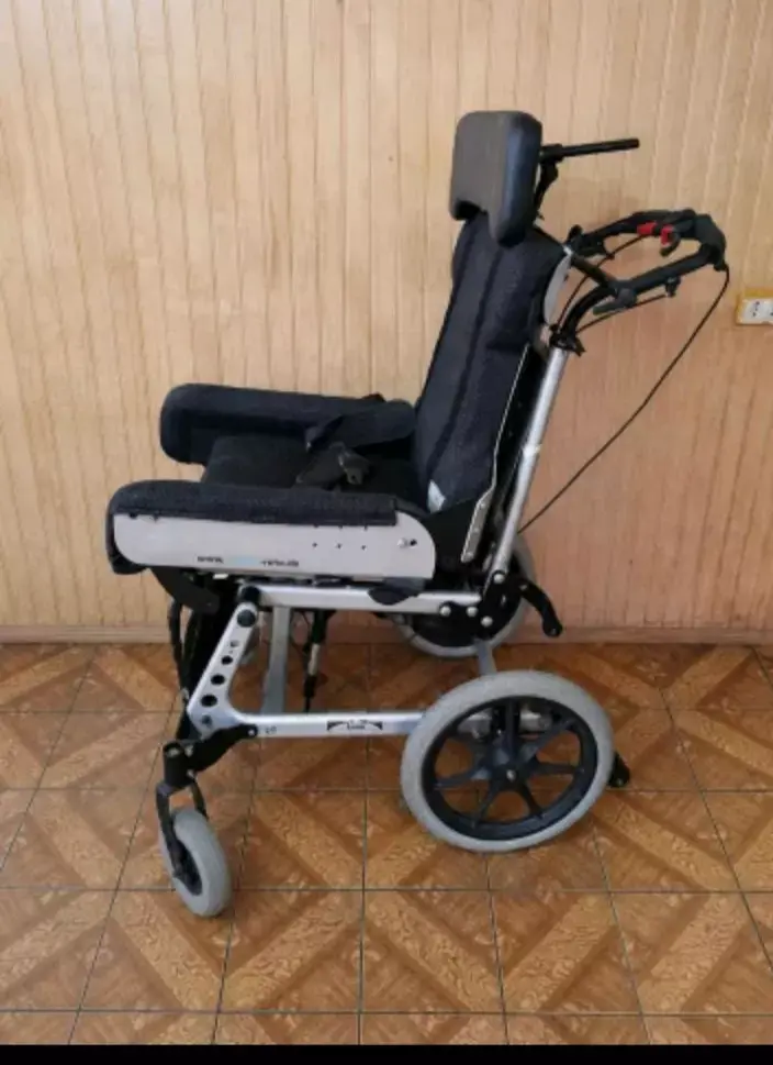 Silla de ruedas ajustable en negro - 2