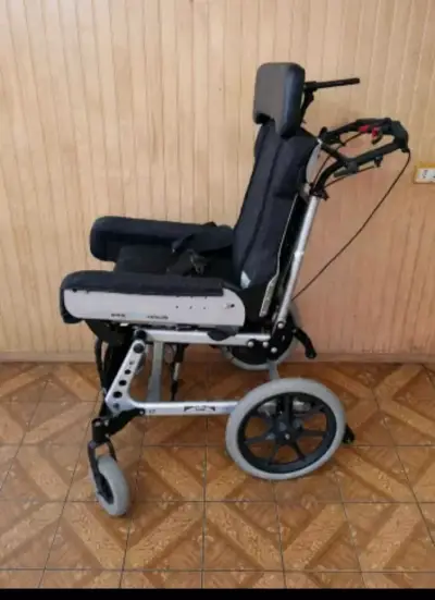 Silla de ruedas ajustable en negro - miniatura 2