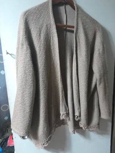 Cárdigan de punto beige con diseño abierto - miniatura 1