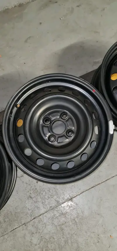 Set de 4 llantas de acero negras 15" para auto - miniatura 3