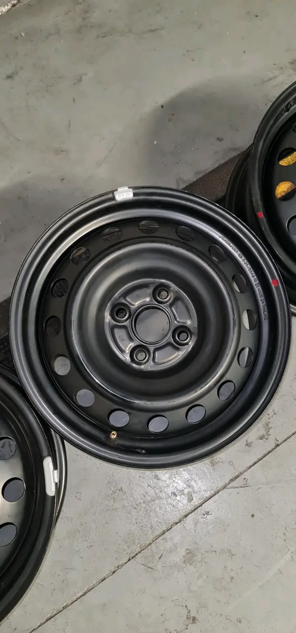 Set de 4 llantas de acero negras 15" para auto - 4