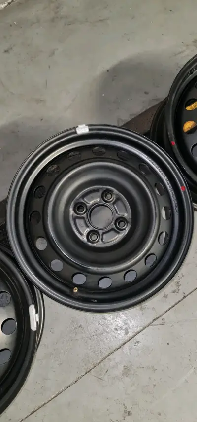 Set de 4 llantas de acero negras 15" para auto - miniatura 4