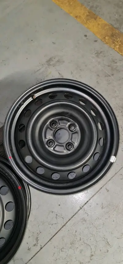 Set de 4 llantas de acero negras 15" para auto - miniatura 5
