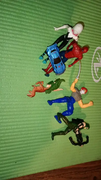 Lote de figuras de acción variadas - miniatura 1