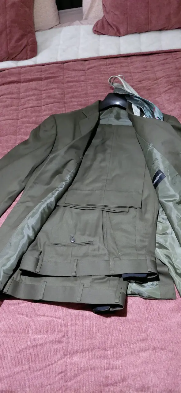 Traje formal verde oliva para hombre - 1
