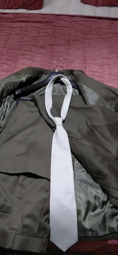 Traje formal verde oliva para hombre - miniatura 4