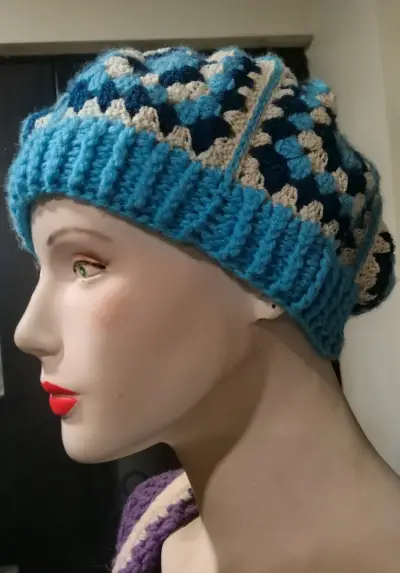 Boina tejido a crochet azul y beige - miniatura 1