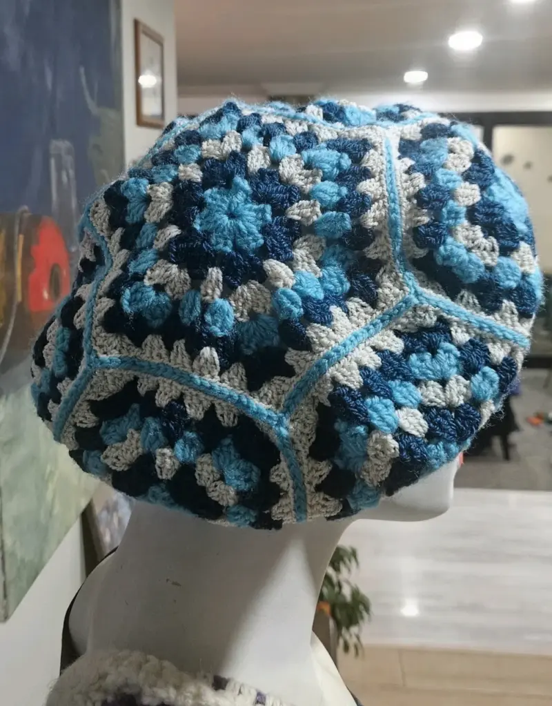 Boina tejido a crochet azul y beige - 2