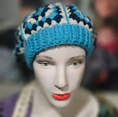 Boina tejido a crochet azul y beige - miniatura 3