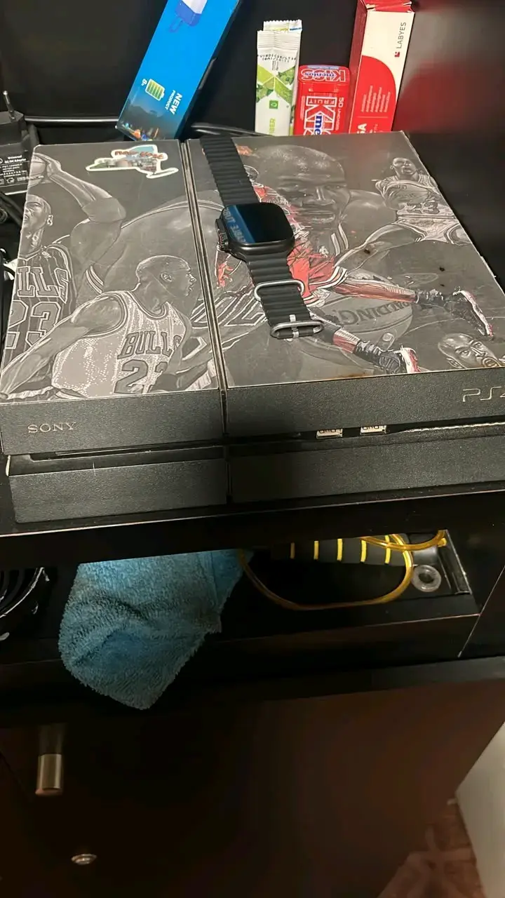 Consola PS4 Sony con diseño de baloncesto - 1