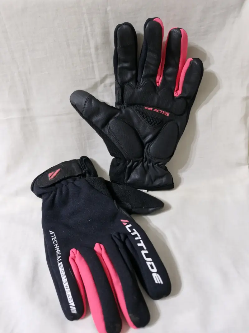 Guantes deportivos Altitude negros y rosados - 2