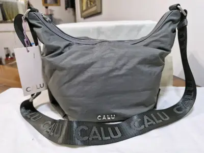 Bolso bandolera gris Calu con correa ajustable - miniatura 1