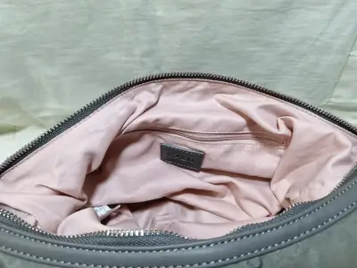 Bolso bandolera gris Calu con correa ajustable - miniatura 2