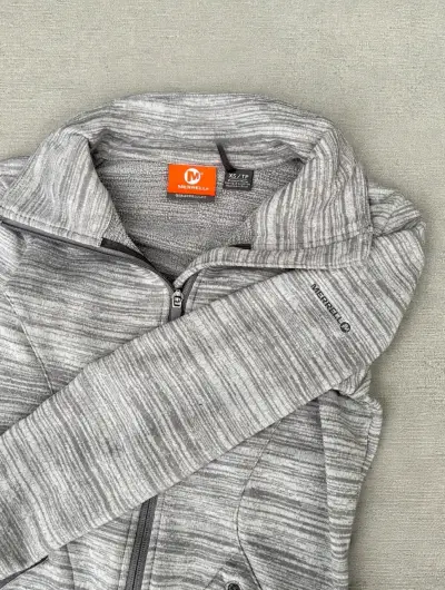 Poleron deportivo gris Merrell para mujer - miniatura 2